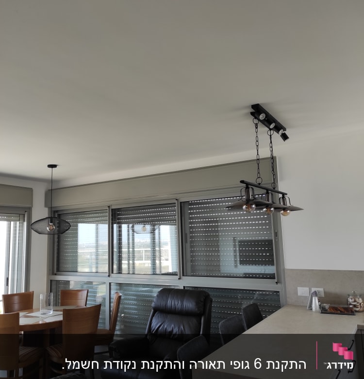 מנורות תלויות מהתקרה עם נורות חשמל
